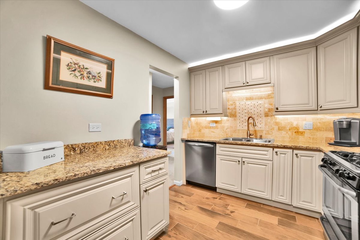 950 E Wilmette Road #325, Palatine, IL 60074