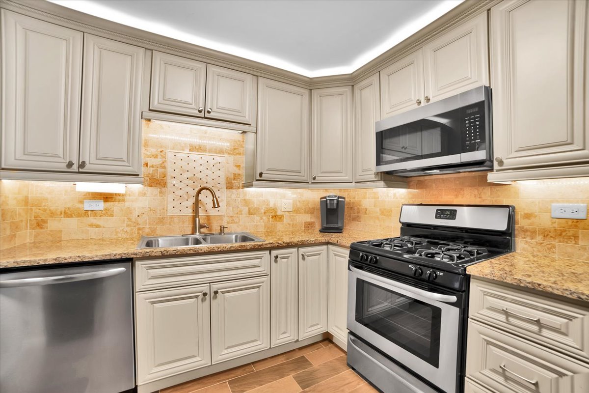 950 E Wilmette Road #325, Palatine, IL 60074