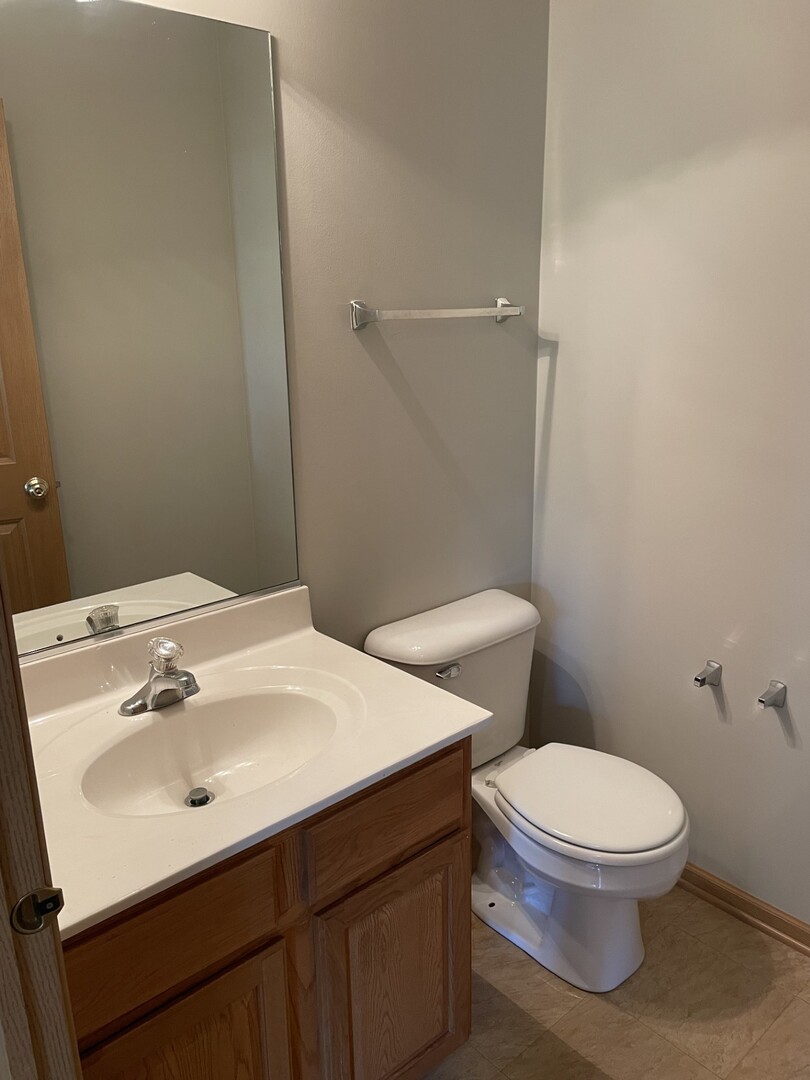 160 Concord Drive #160, Oswego, IL 60543