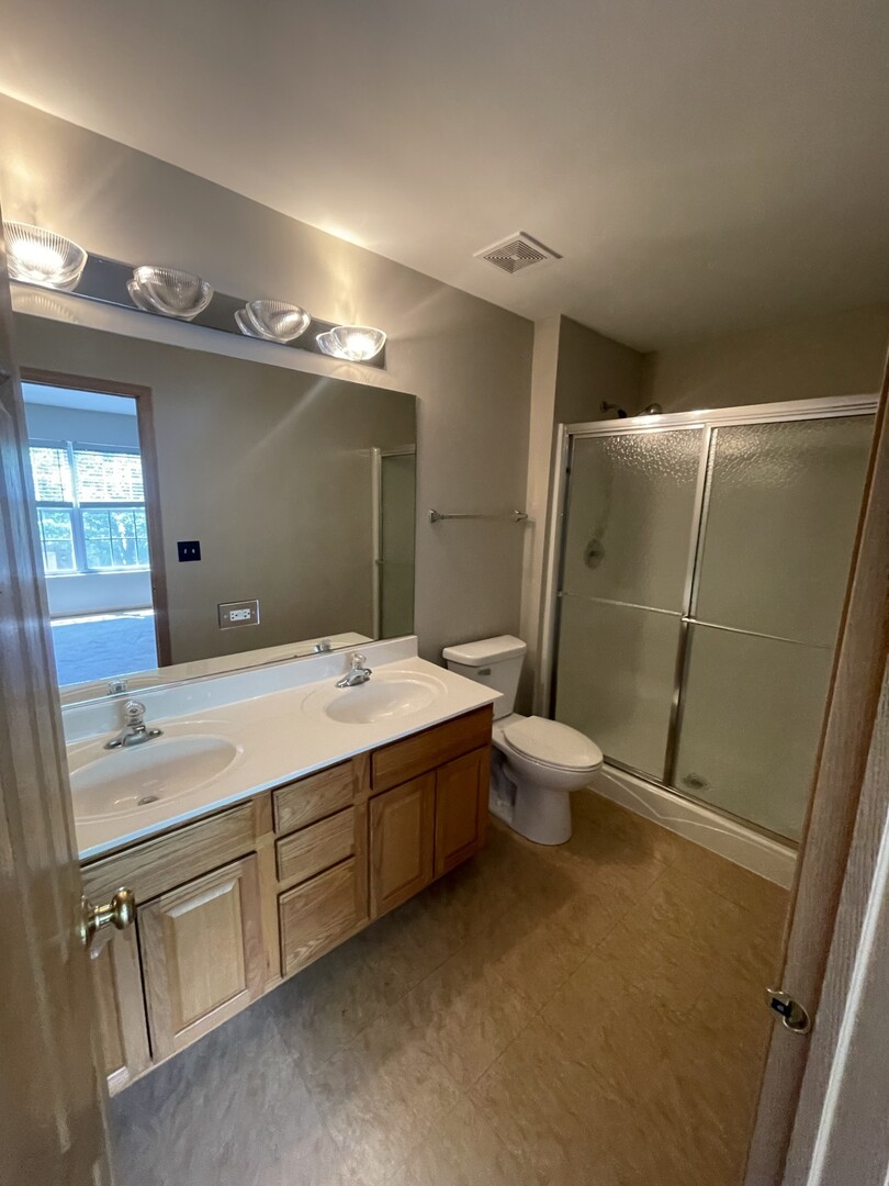 160 Concord Drive #160, Oswego, IL 60543