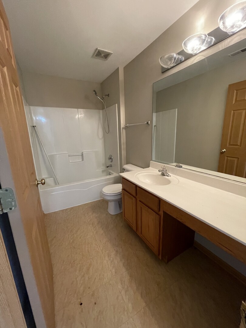 160 Concord Drive #160, Oswego, IL 60543