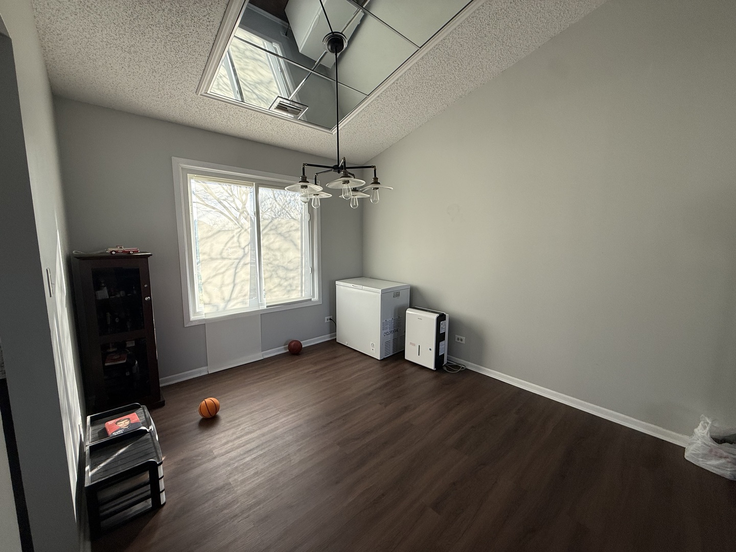 1172 Hill Crest Drive, Carol Stream, IL 60188