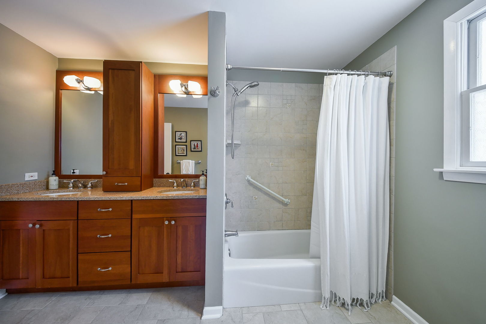 1926 Cheshire Lane, Wheaton, IL 60189