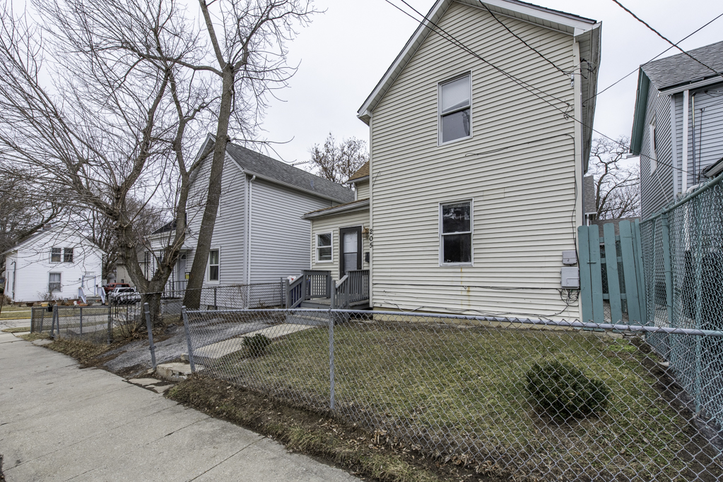 205 S Park Avenue, Waukegan, IL 60085