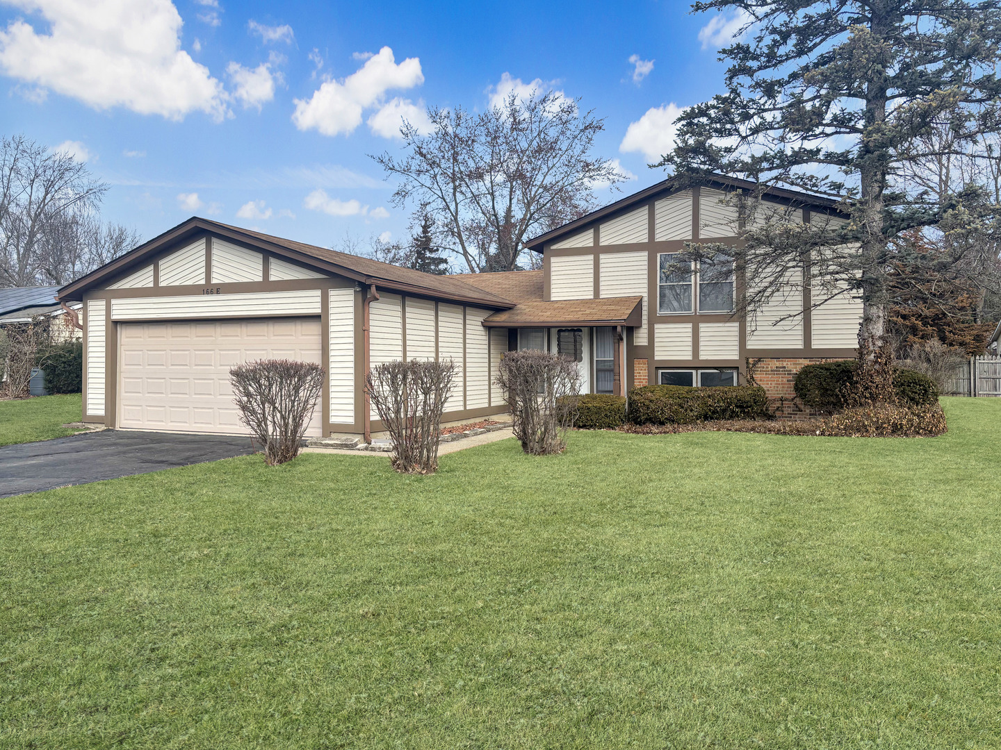 166 E Cunningham Drive, Palatine, IL 60067