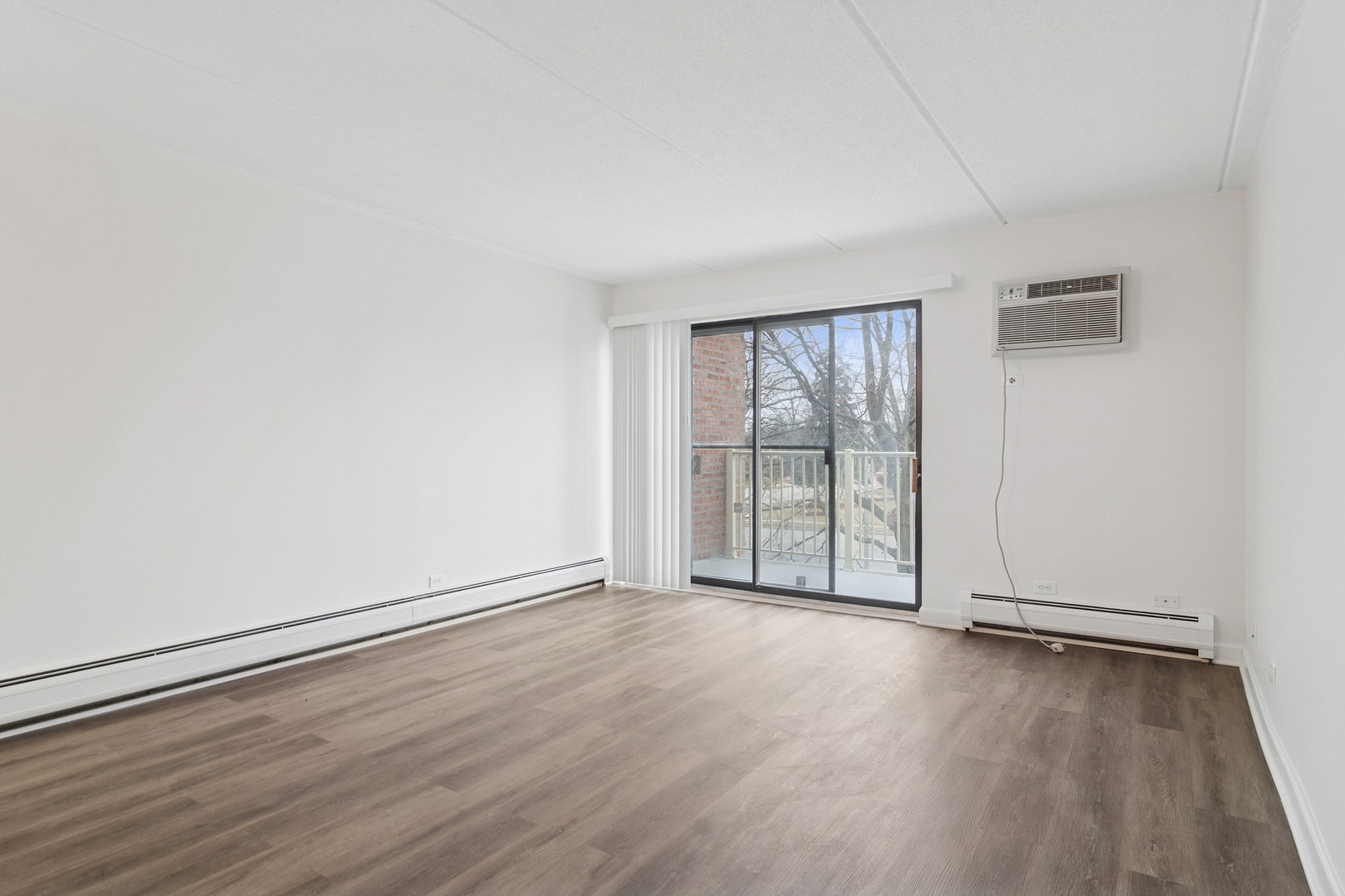 300 W Fullerton Avenue #320, Addison, IL 60101