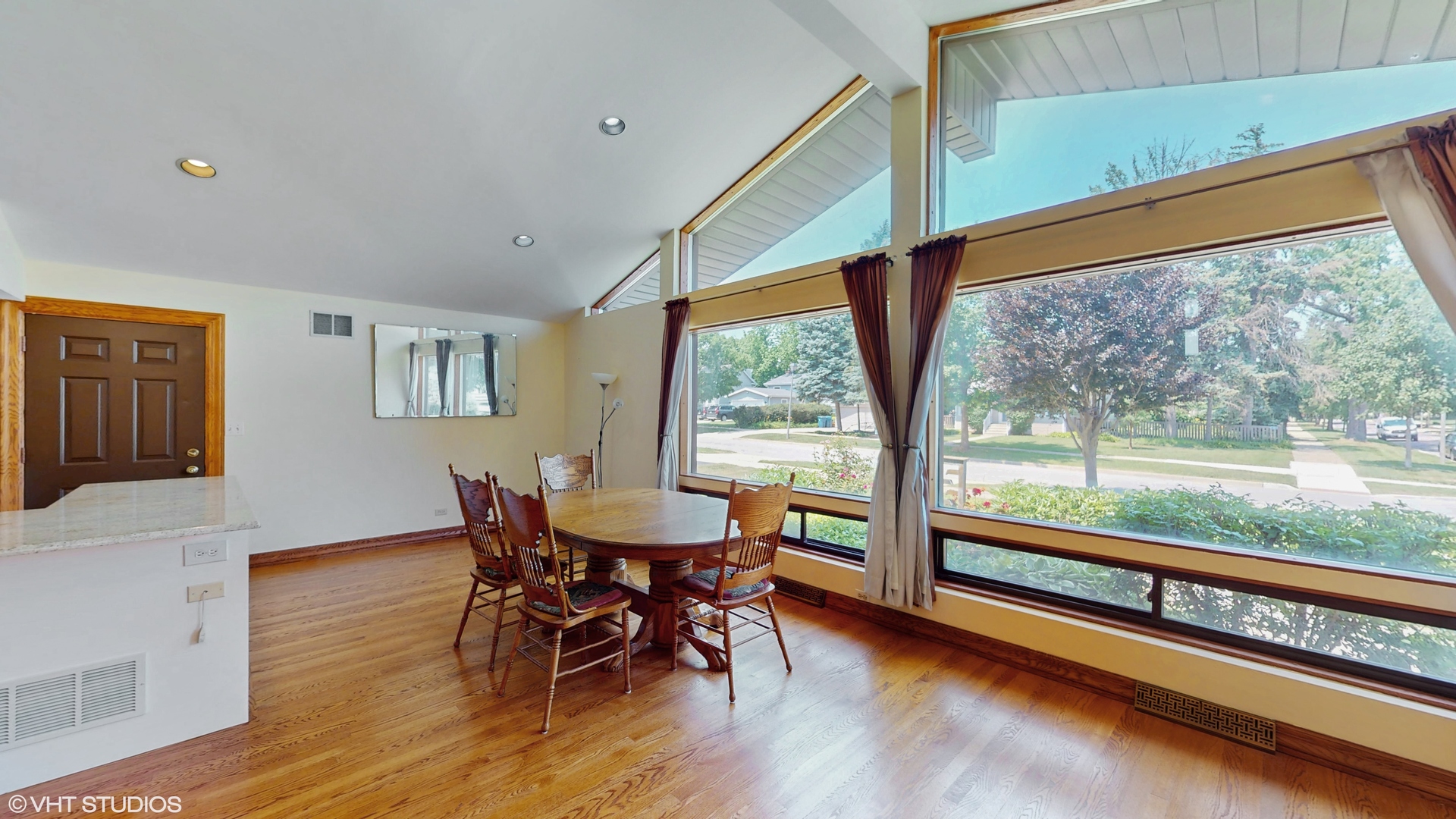 270 W Fremont Avenue, Elmhurst, IL 60126