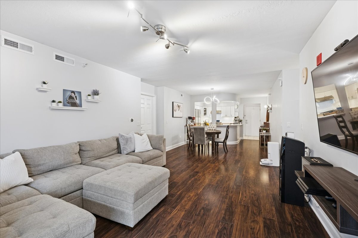 10 S Wille Street #201, Mount Prospect, IL 60056