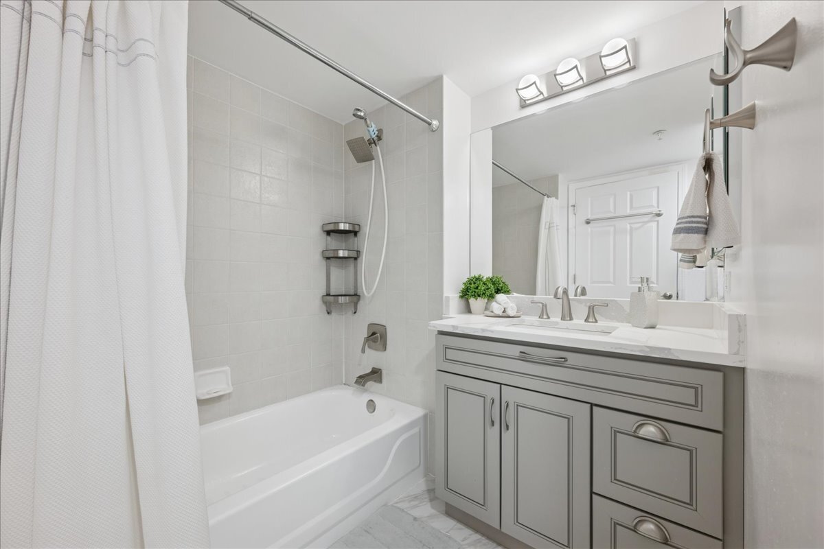 10 S Wille Street #201, Mount Prospect, IL 60056