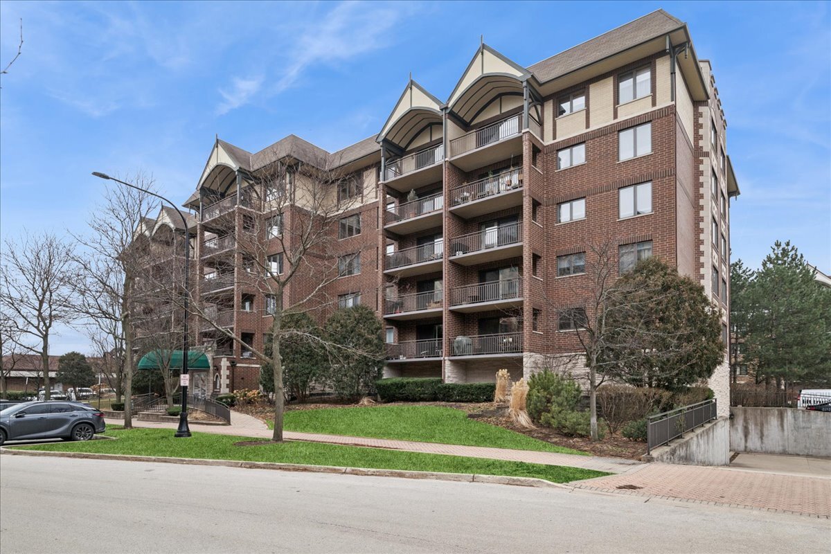10 S Wille Street #201, Mount Prospect, IL 60056