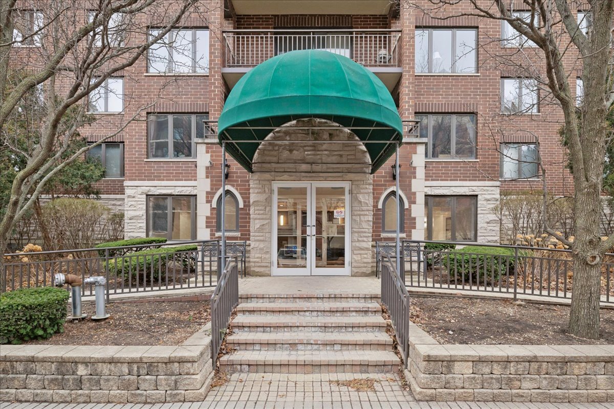 10 S Wille Street #201, Mount Prospect, IL 60056