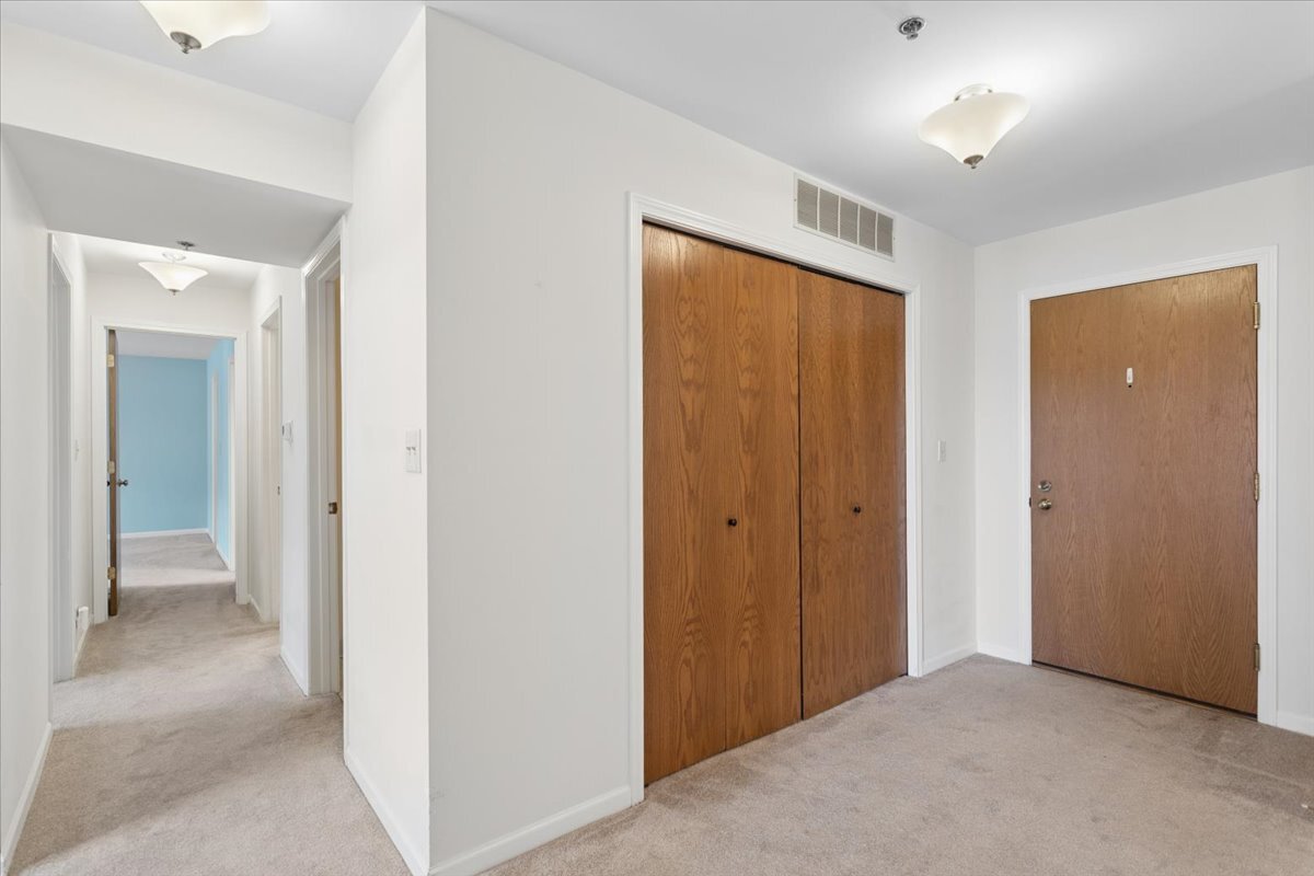 127 Acacia Circle #402, Indian Head Park, IL 60525