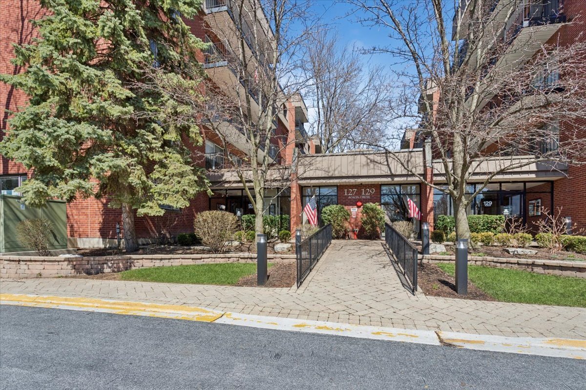 127 Acacia Circle #402, Indian Head Park, IL 60525