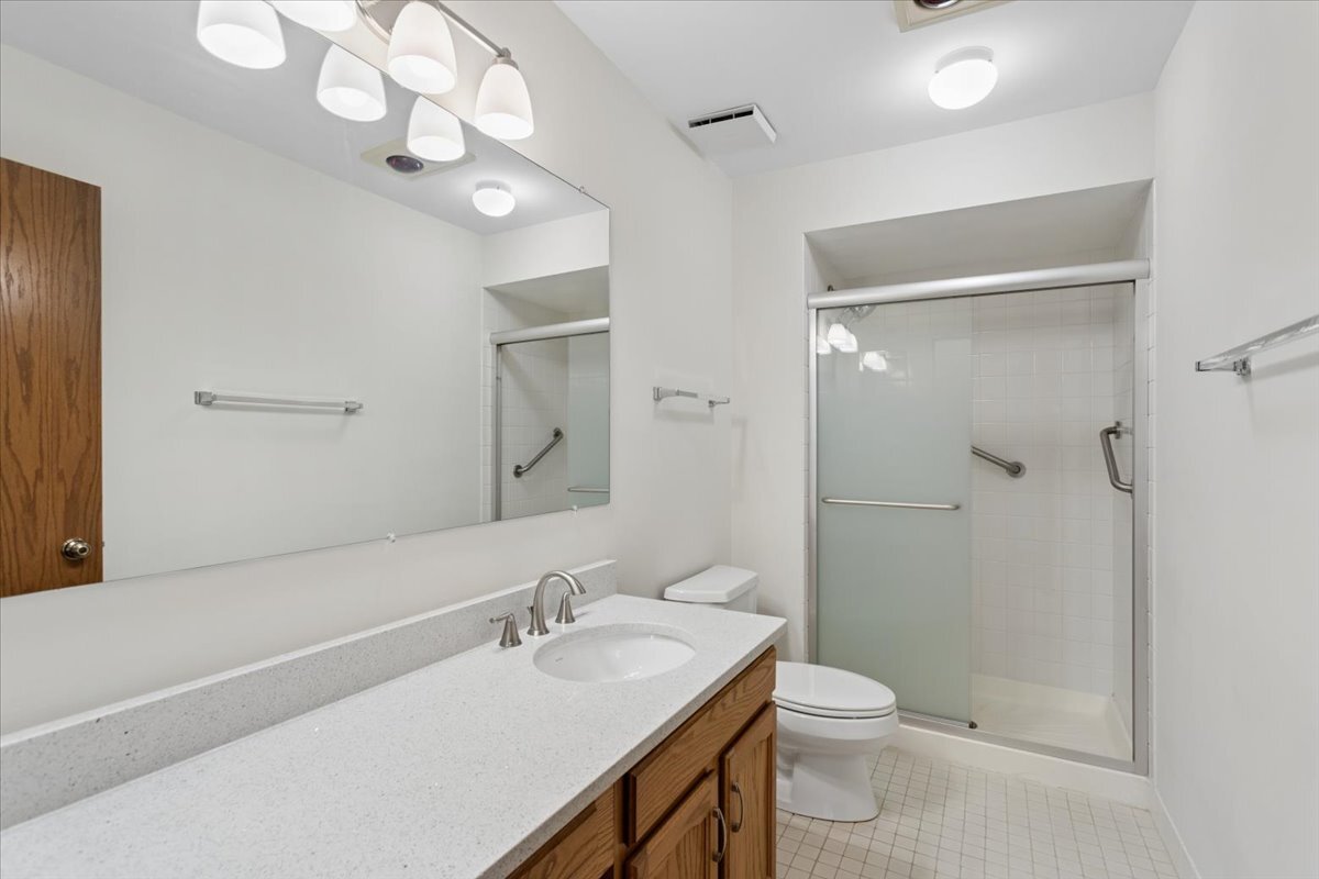 127 Acacia Circle #402, Indian Head Park, IL 60525