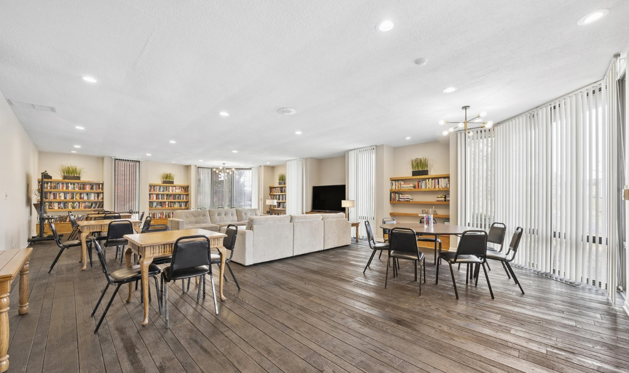 127 Acacia Circle #402, Indian Head Park, IL 60525