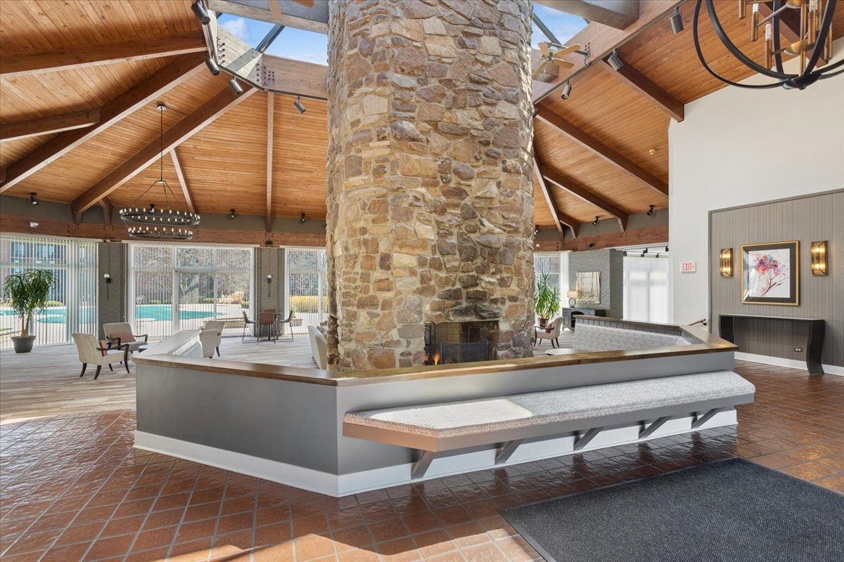 127 Acacia Circle #402, Indian Head Park, IL 60525