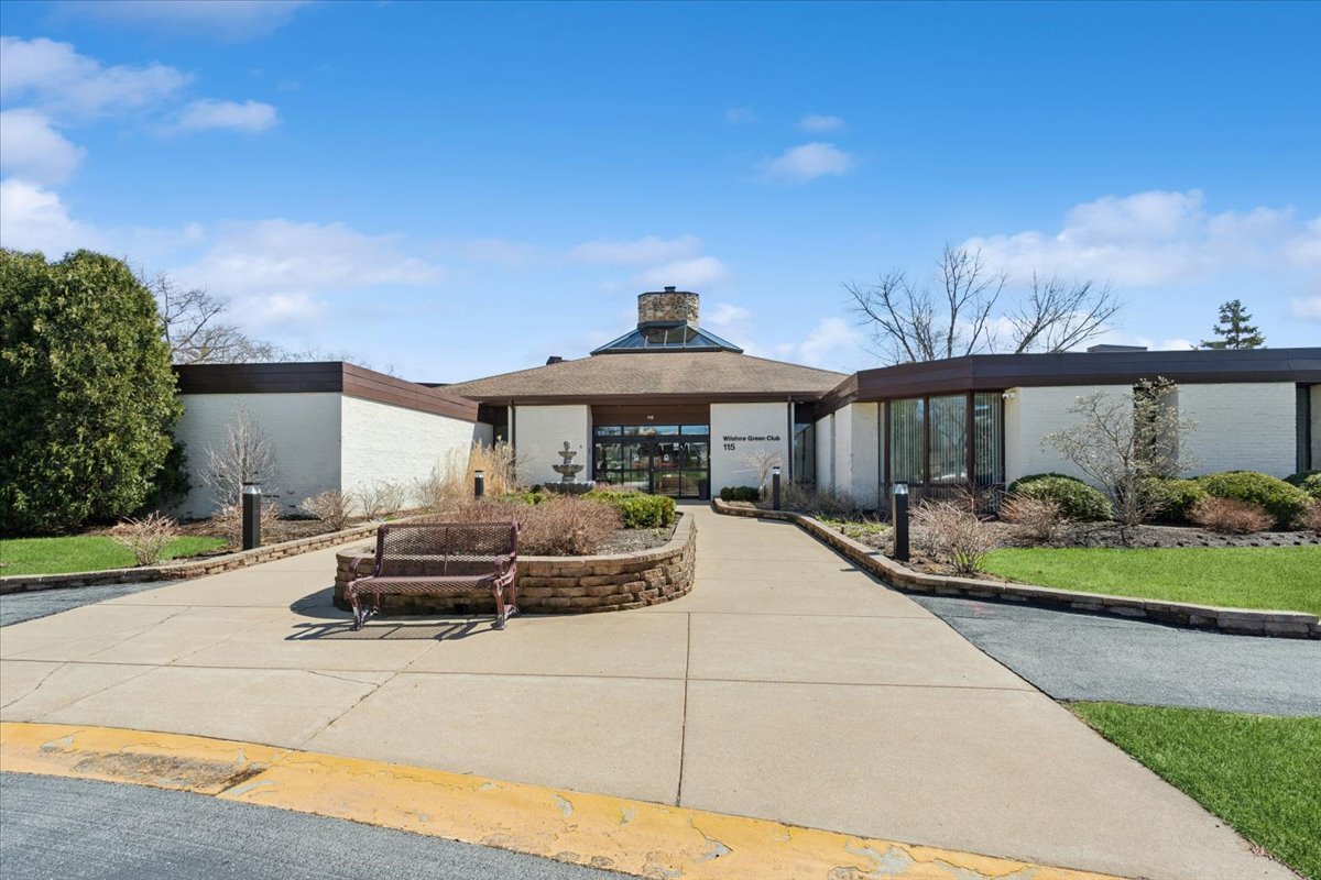 127 Acacia Circle #402, Indian Head Park, IL 60525