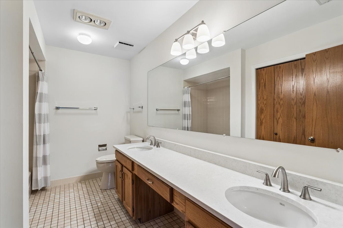 127 Acacia Circle #402, Indian Head Park, IL 60525