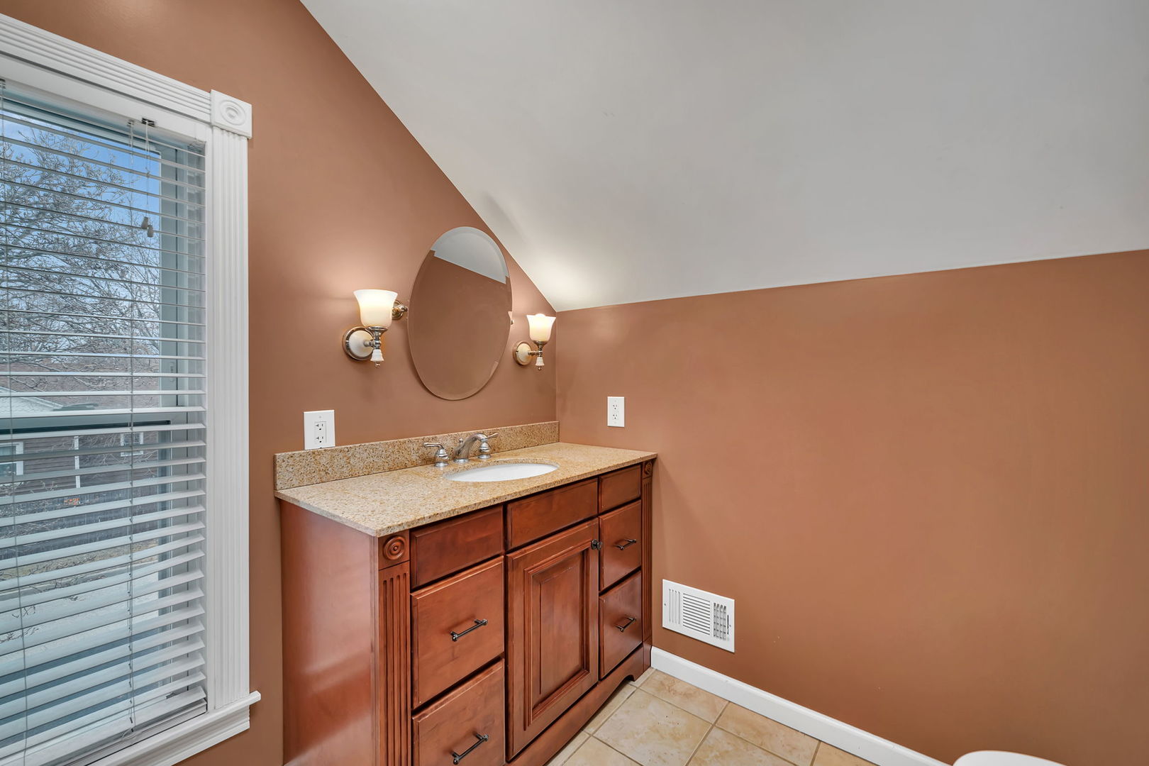 565 E Norris Drive, Ottawa, IL 61350