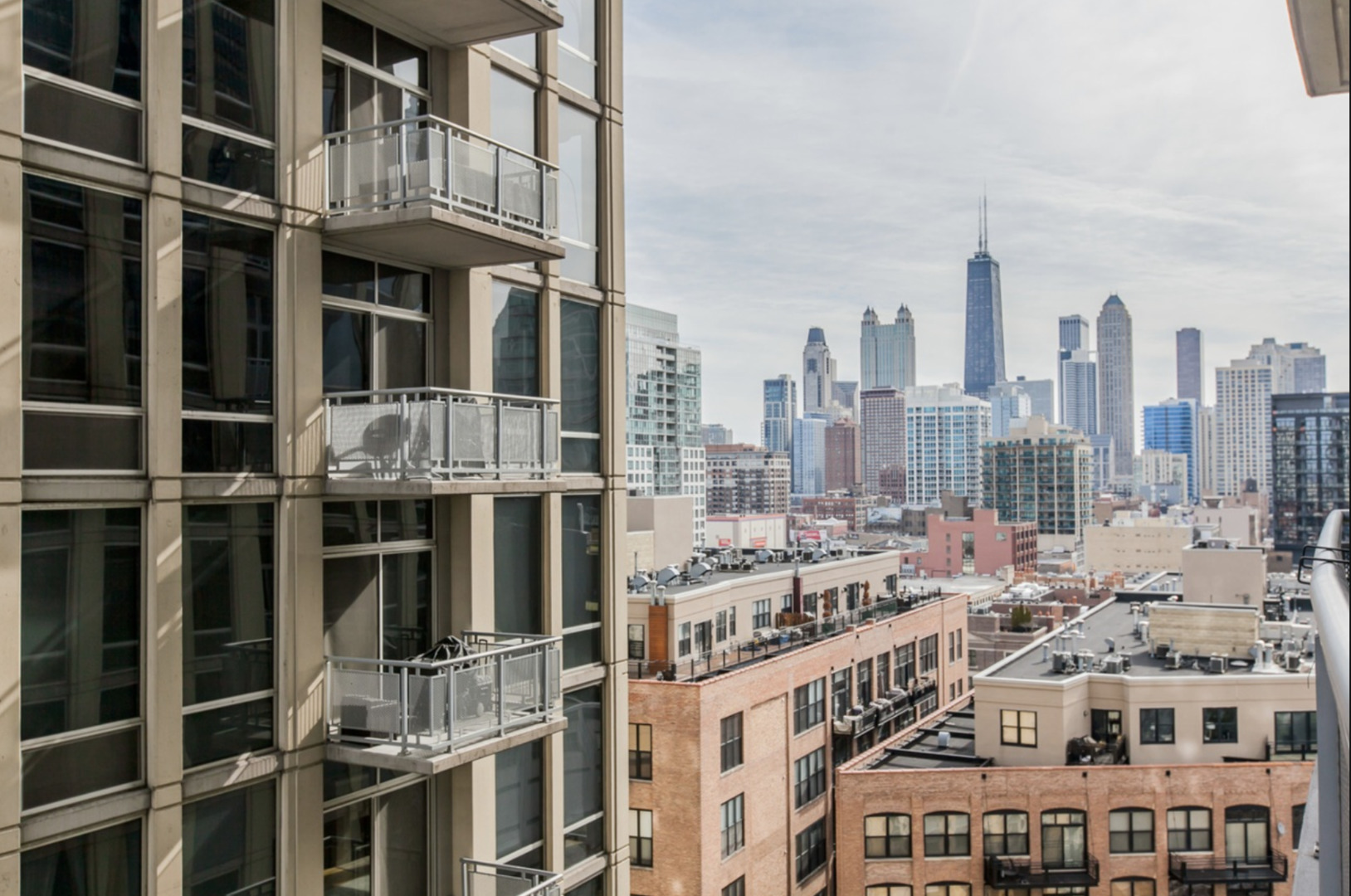 700 N Larrabee Street #1003, Chicago, IL 60654