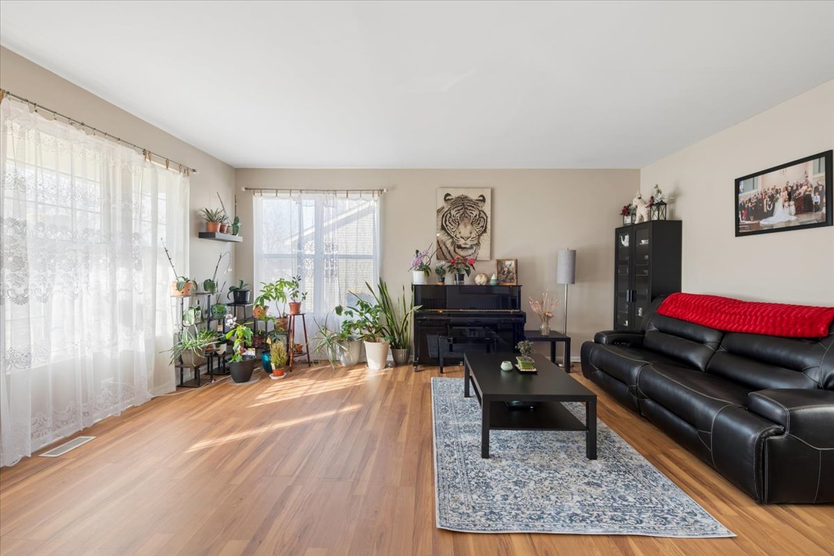 821 Red Barn Lane, Elgin, IL 60124