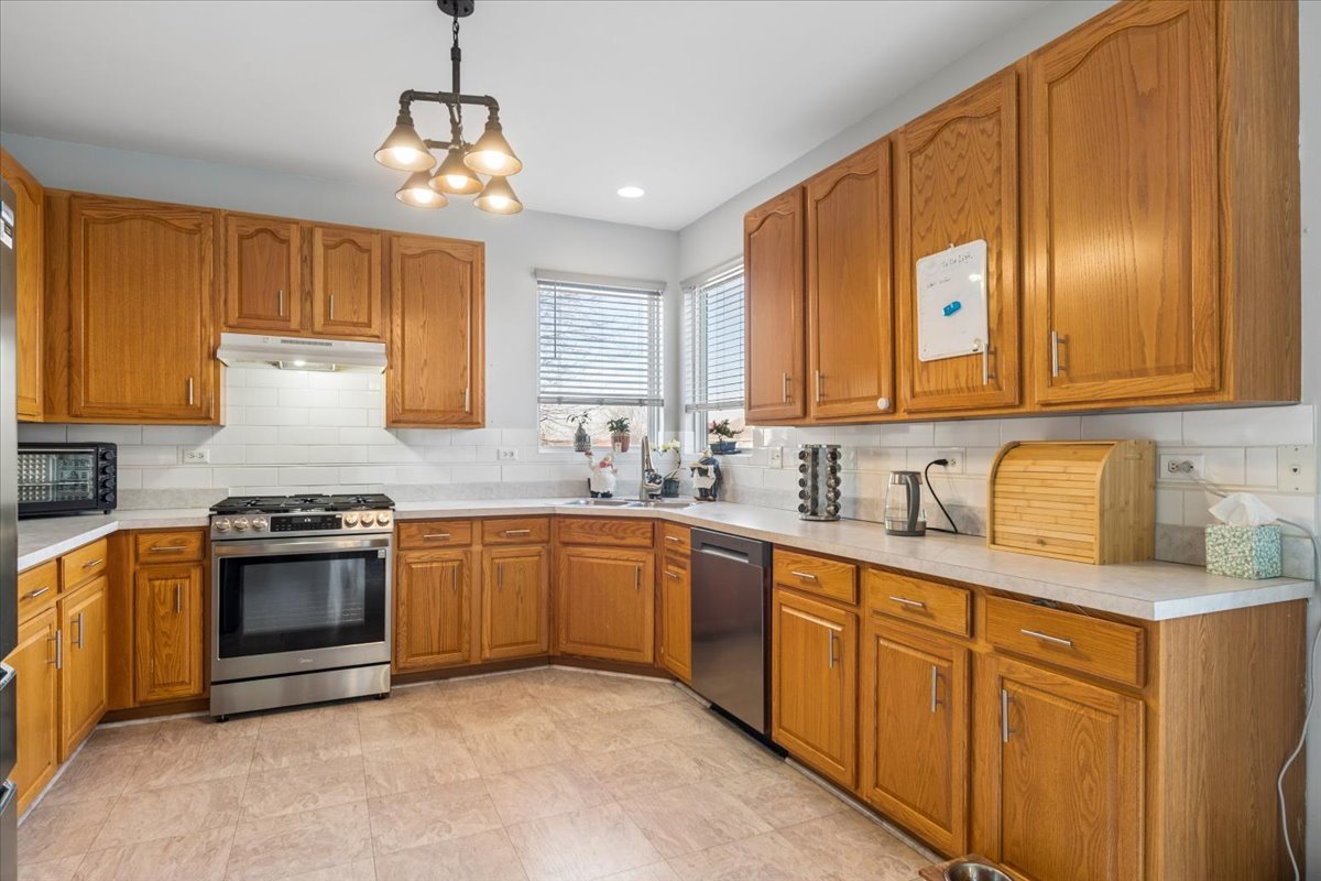 821 Red Barn Lane, Elgin, IL 60124