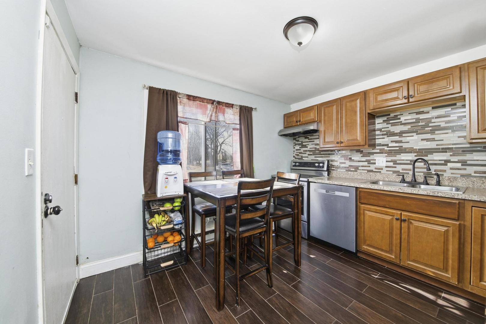 142 Klein Creek Court #B, Carol Stream, IL 60188