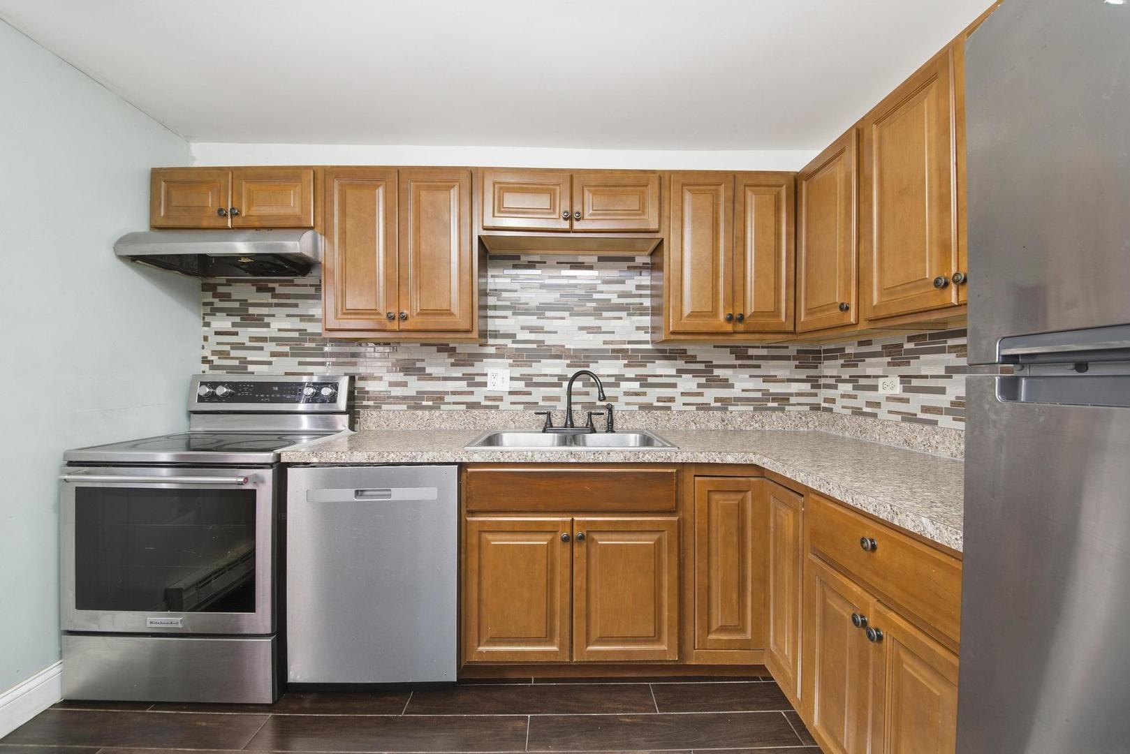 142 Klein Creek Court #B, Carol Stream, IL 60188