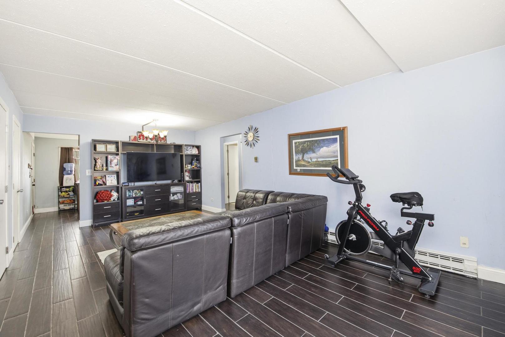 142 Klein Creek Court #B, Carol Stream, IL 60188