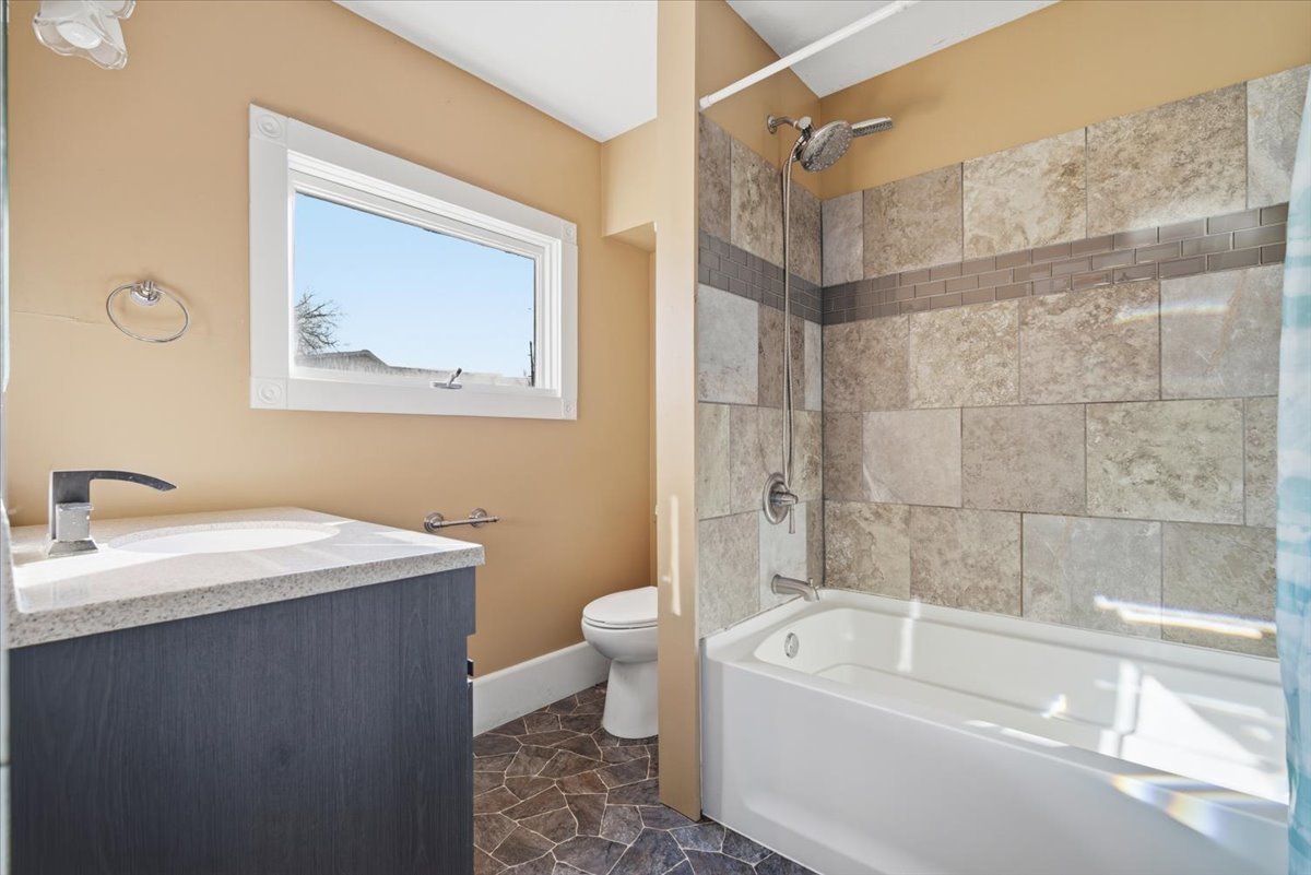 1211 S Lee Street, Bloomington, IL 61701