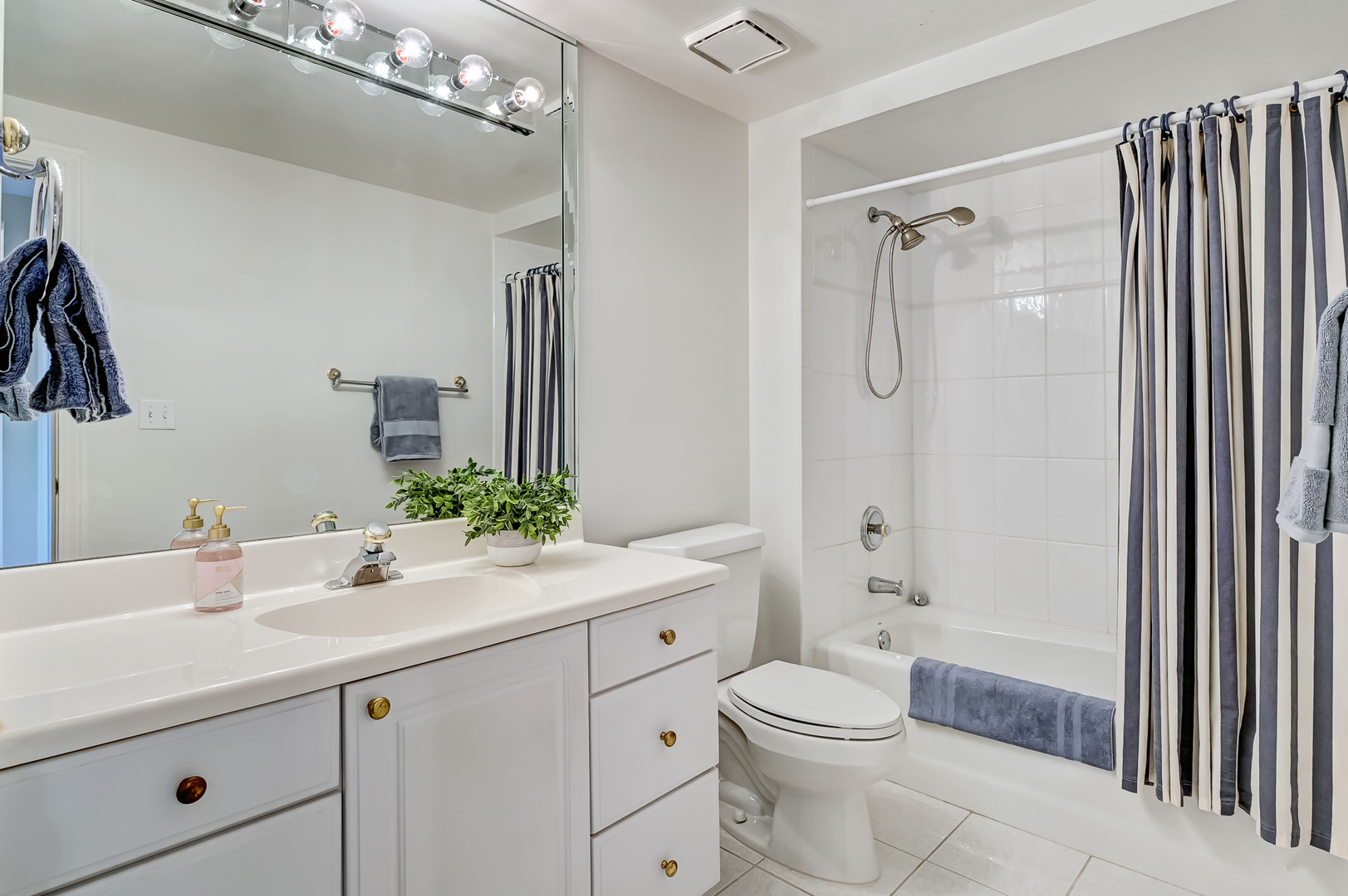 3525 S Cass Court #515, Oak Brook, IL 60523