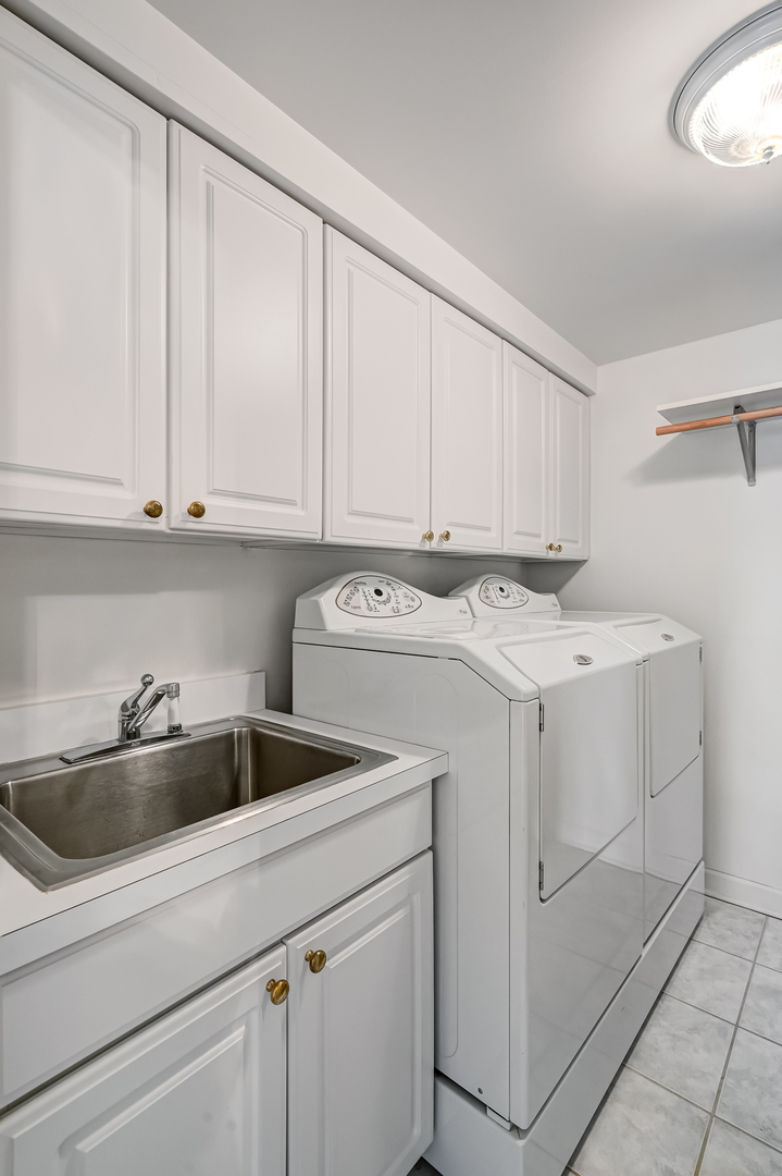 3525 S Cass Court #515, Oak Brook, IL 60523