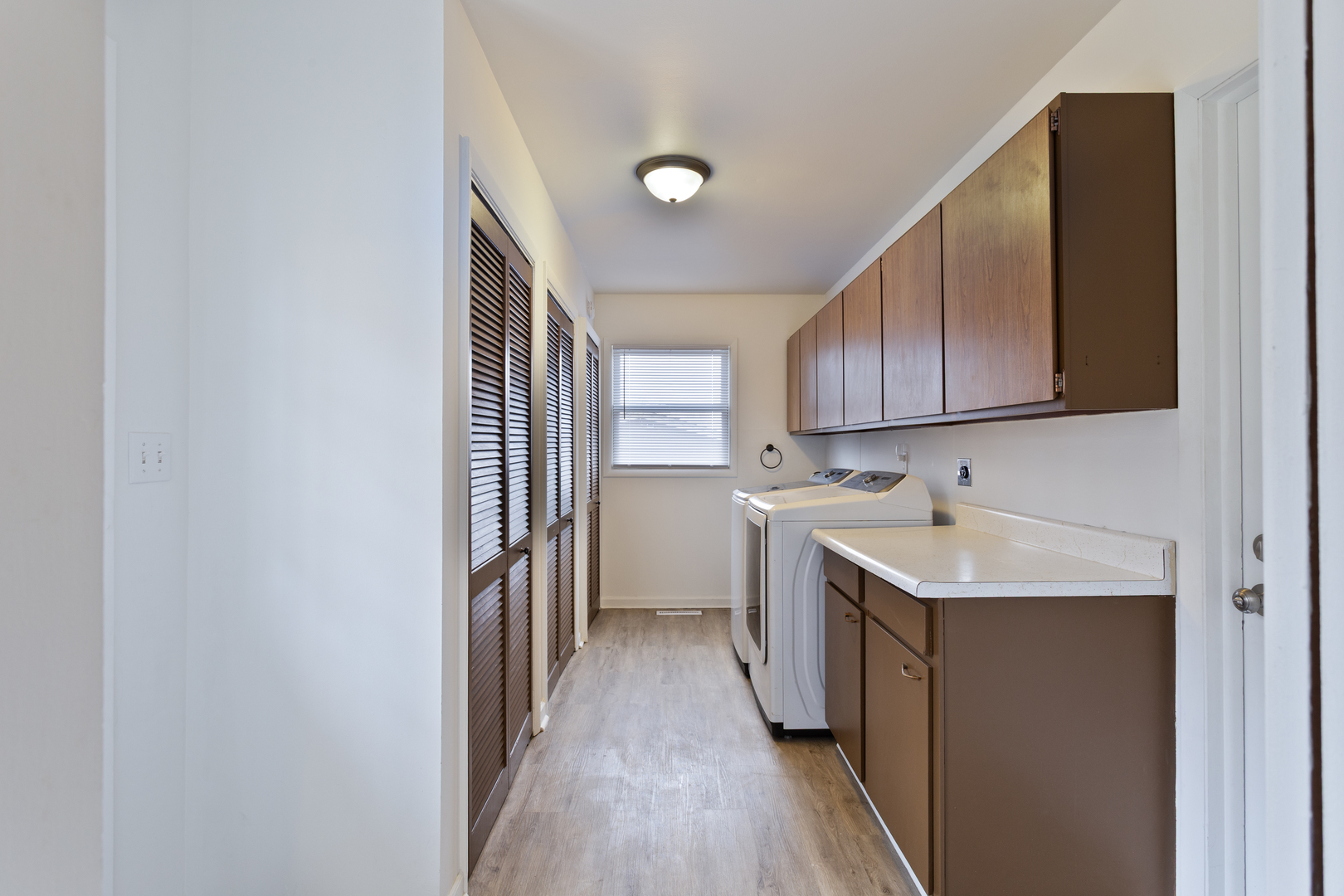 1105 Somerset Mall, McHenry, IL 60050