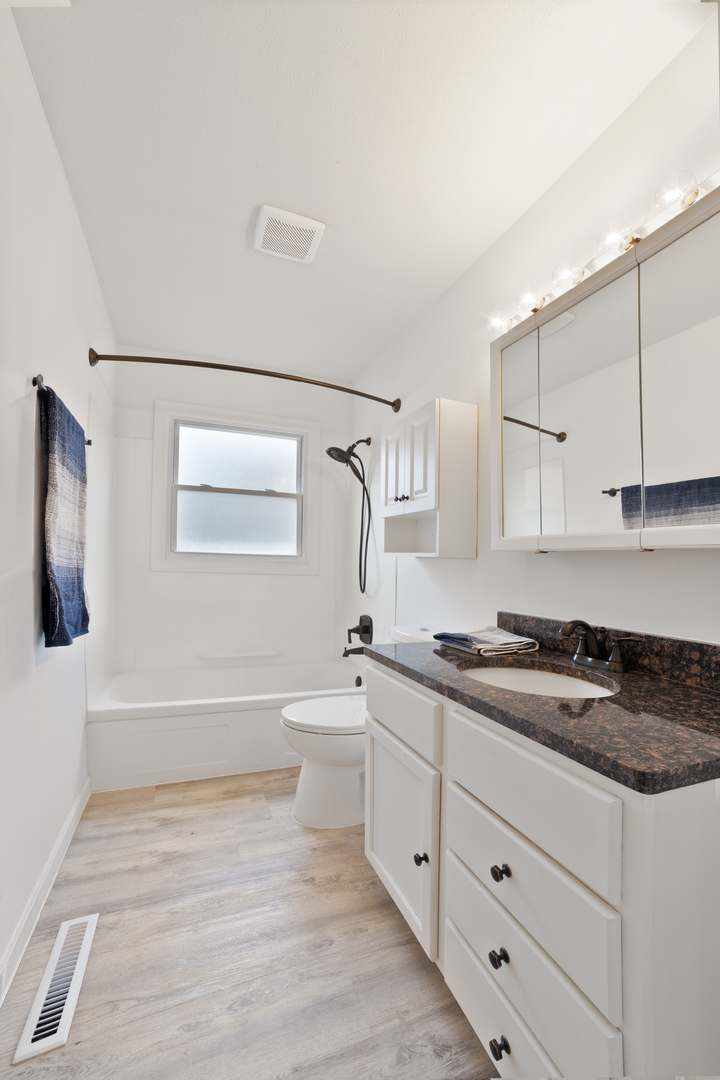 1105 Somerset Mall, McHenry, IL 60050