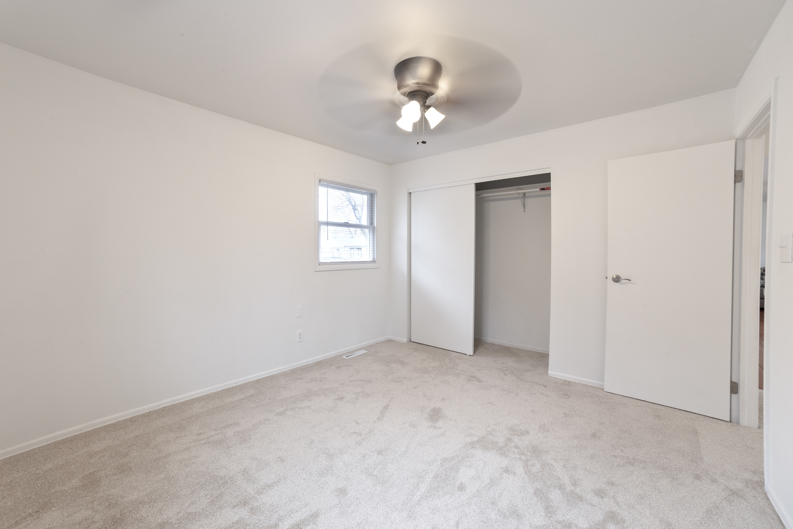 1105 Somerset Mall, McHenry, IL 60050