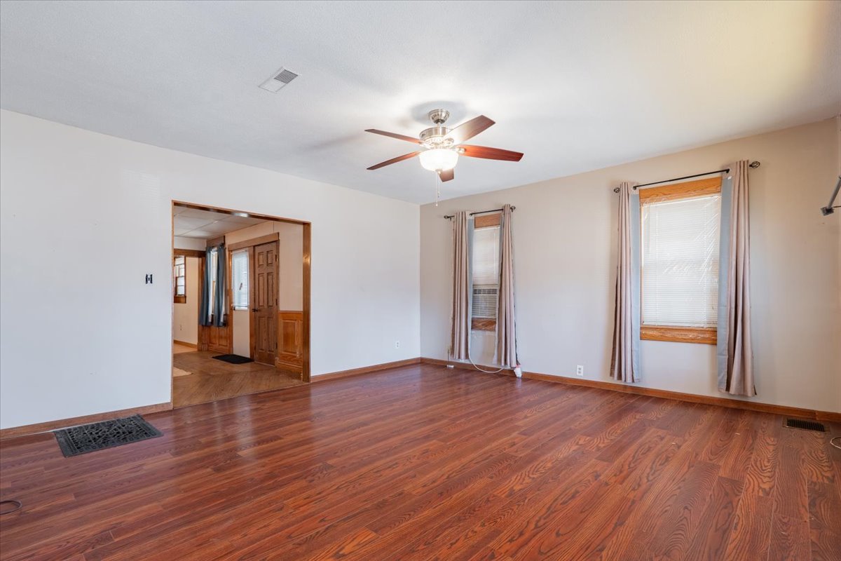 321 E 2nd Street, El Paso, IL 61738