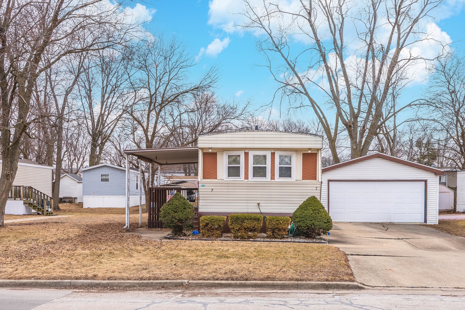 7 Oak Valley Road, Bloomington, IL 61704