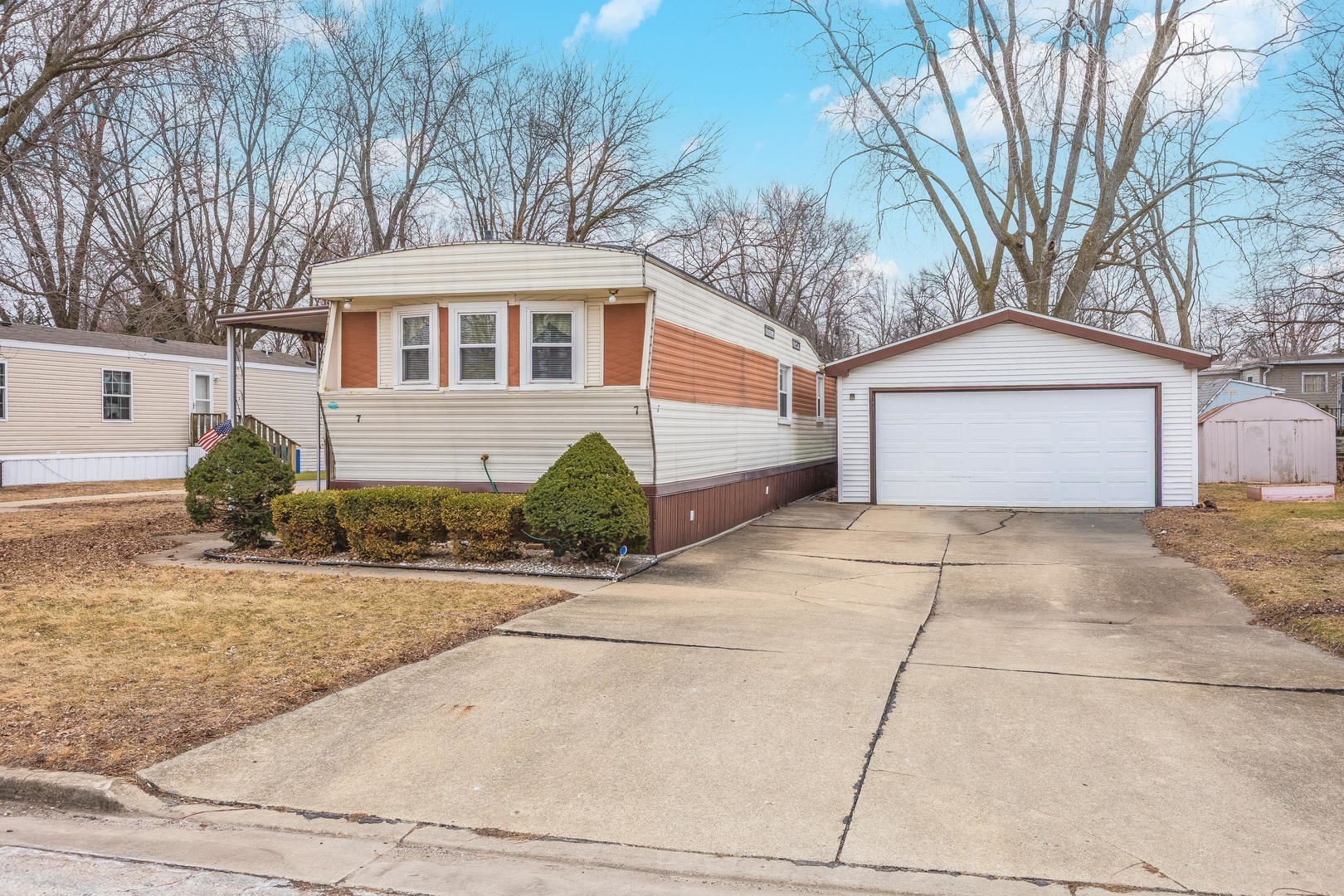 7 Oak Valley Road, Bloomington, IL 61704