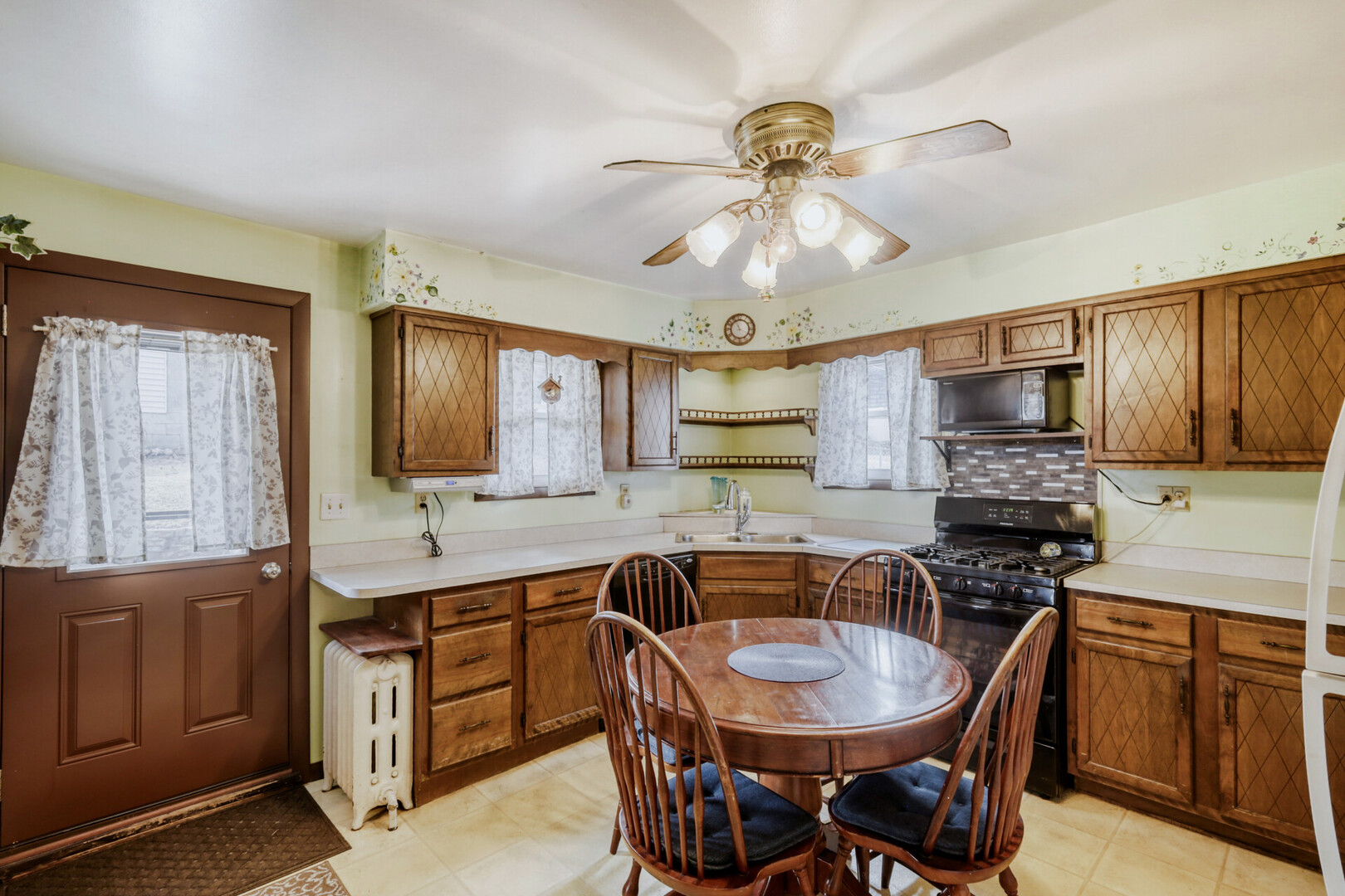 16 E Illinois Street, Lemont, IL 60439