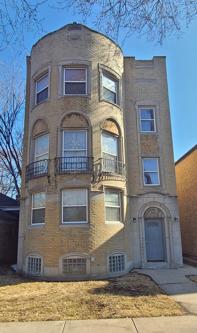 6551 N Sacramento Avenue, Chicago, IL 60645