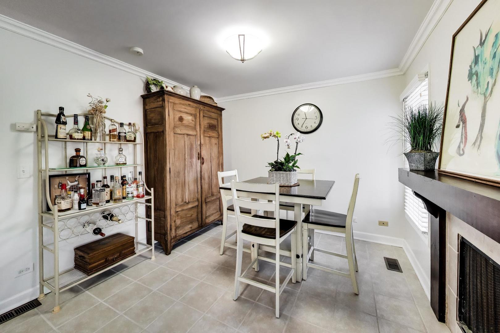 1037 Wheaton Oaks Drive, Wheaton, IL 60187