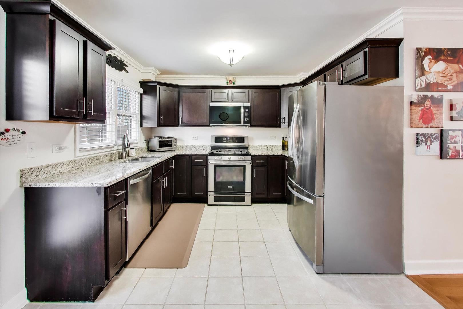 1037 Wheaton Oaks Drive, Wheaton, IL 60187