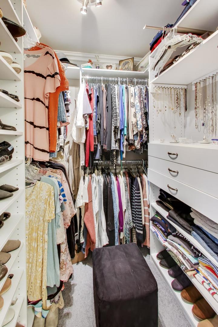 1037 Wheaton Oaks Drive, Wheaton, IL 60187