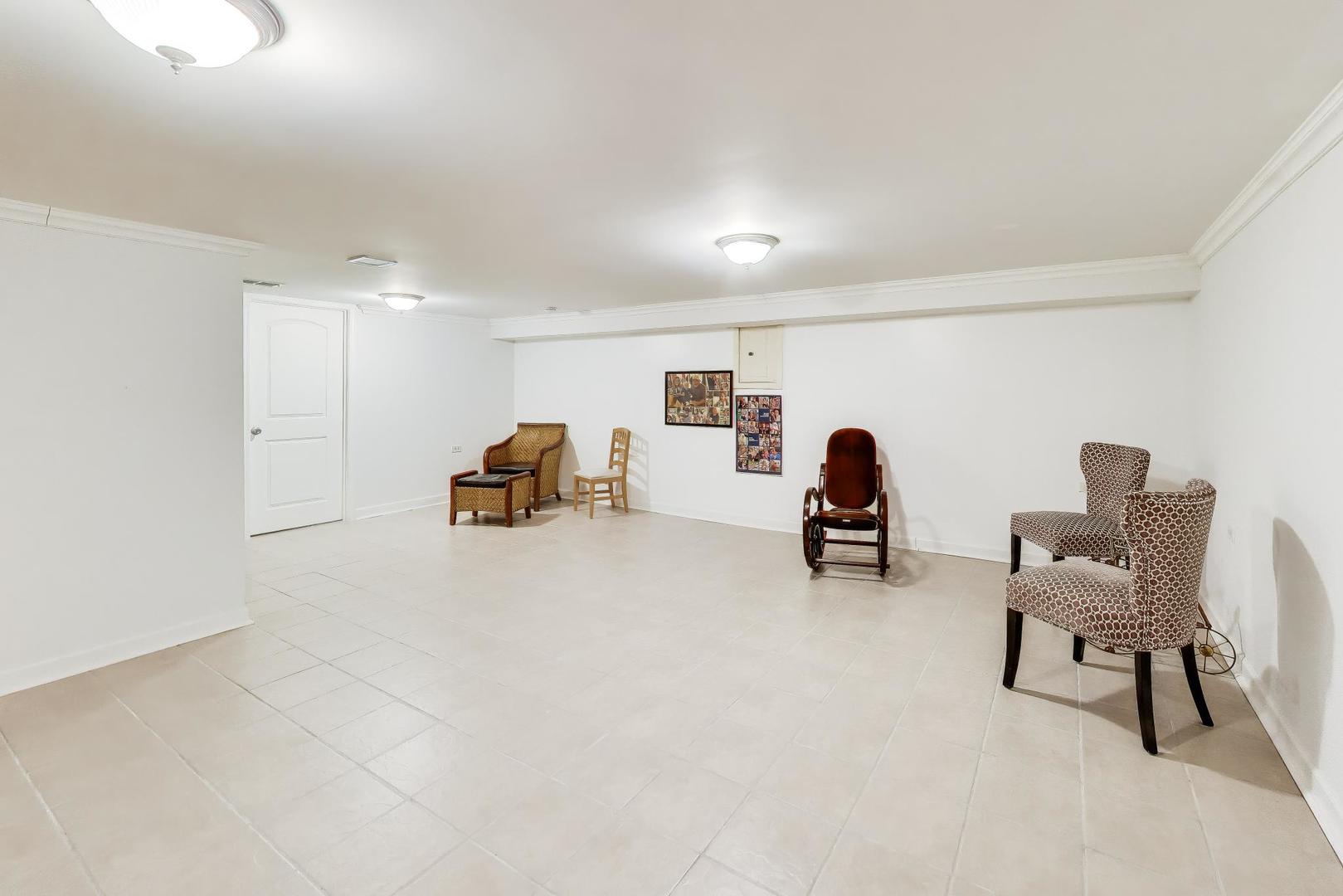 1037 Wheaton Oaks Drive, Wheaton, IL 60187