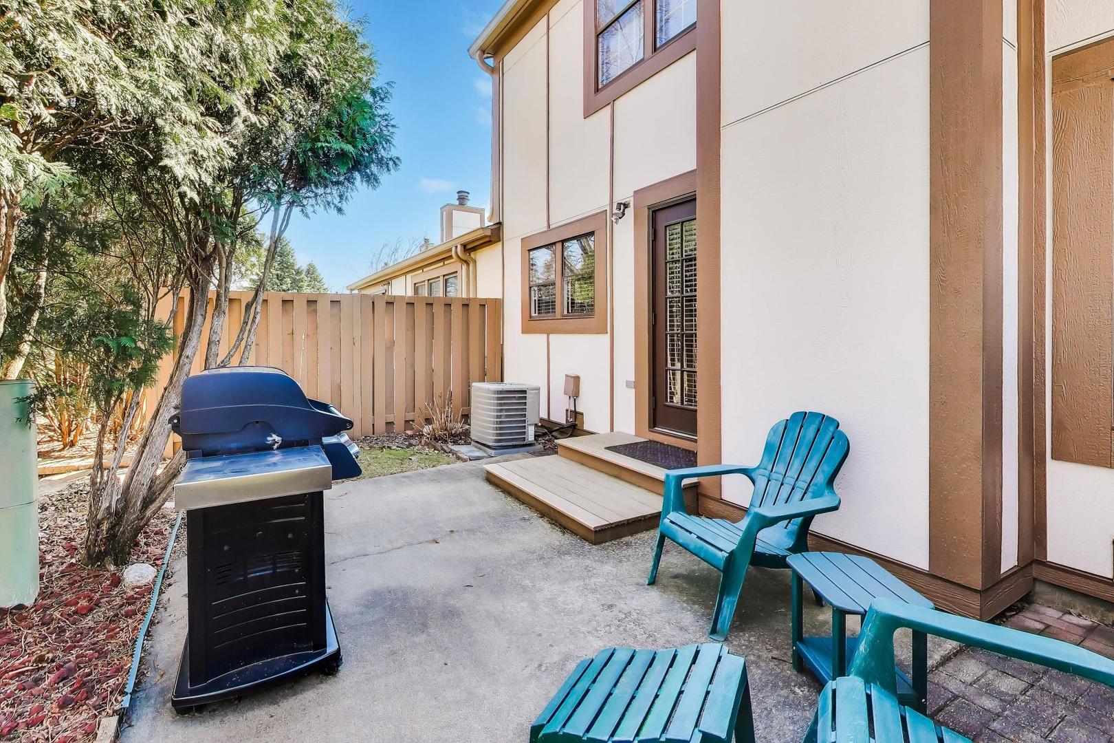 1037 Wheaton Oaks Drive, Wheaton, IL 60187