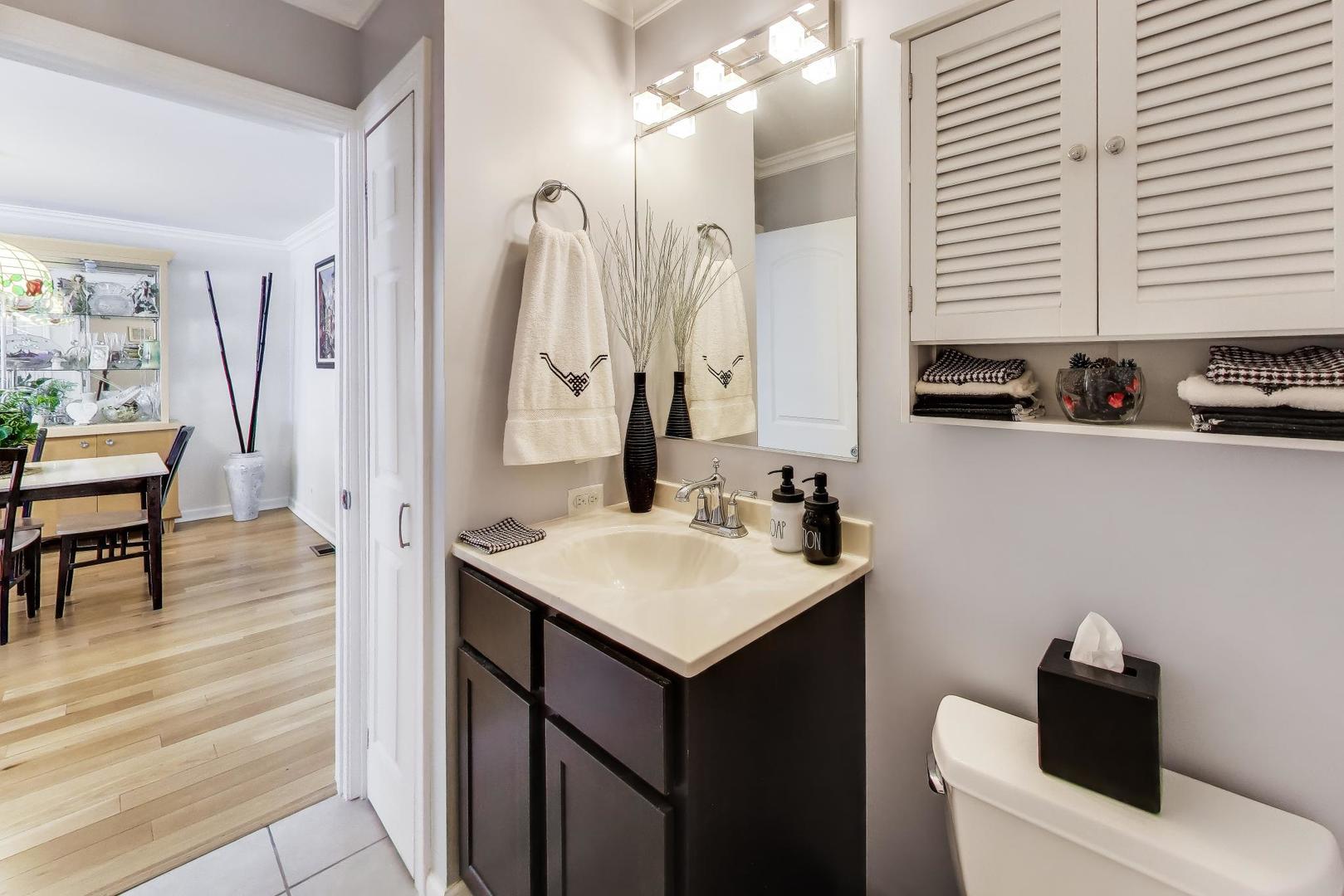 1037 Wheaton Oaks Drive, Wheaton, IL 60187