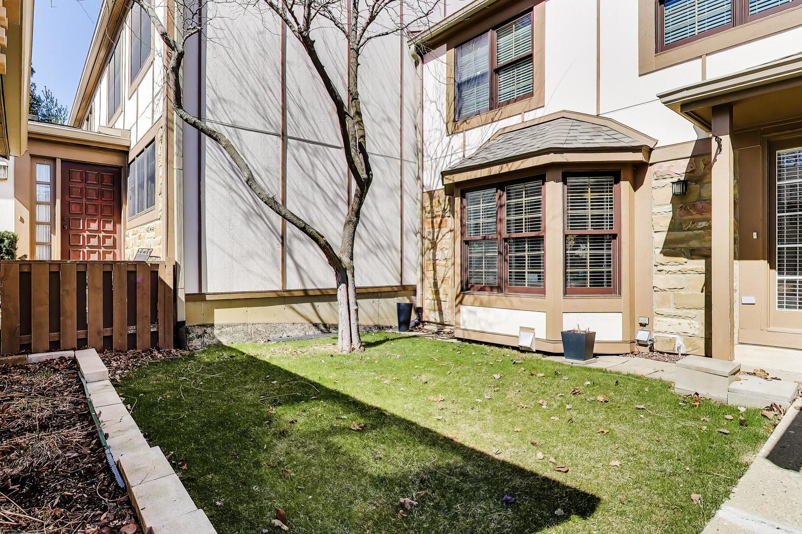 1037 Wheaton Oaks Drive, Wheaton, IL 60187