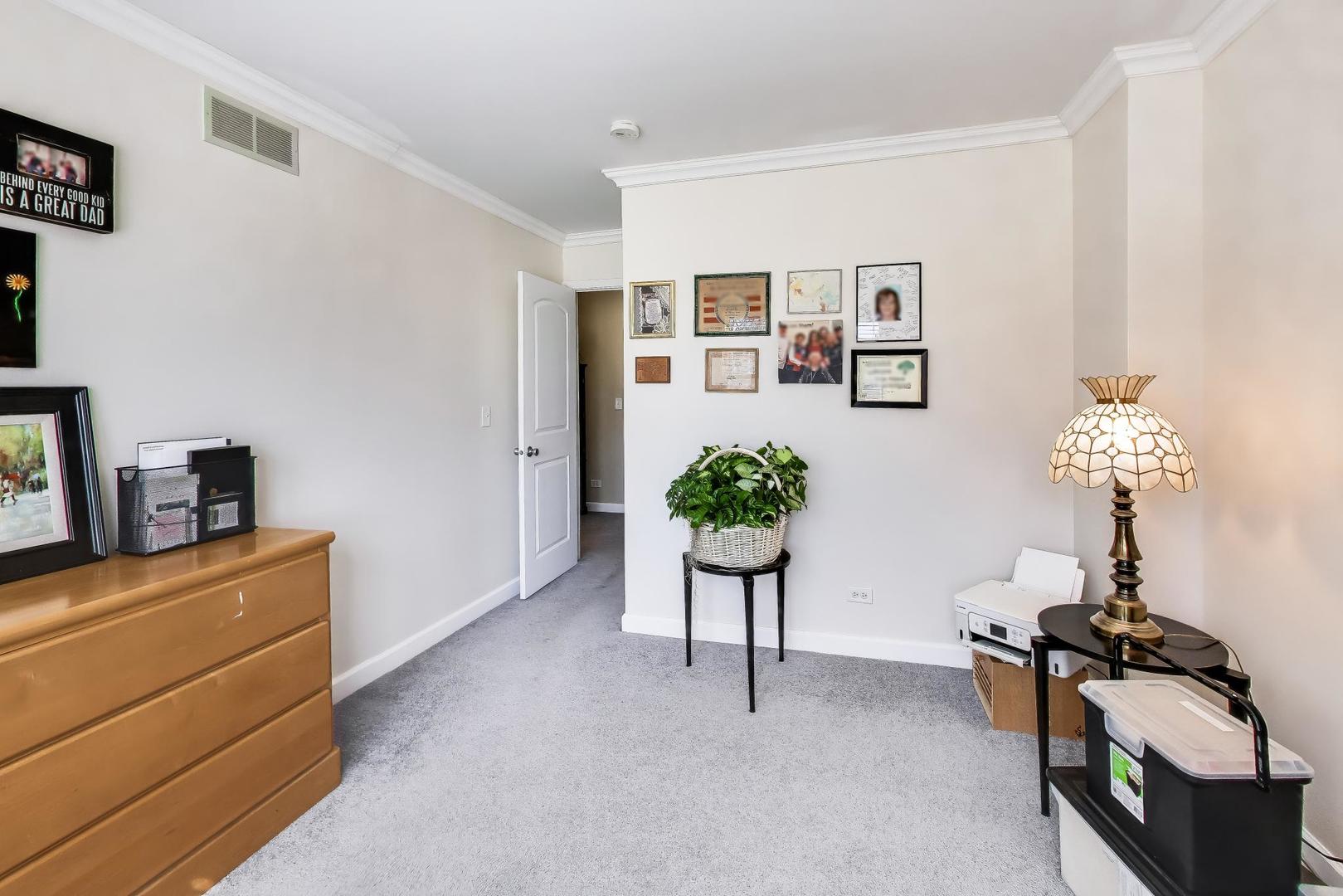 1037 Wheaton Oaks Drive, Wheaton, IL 60187