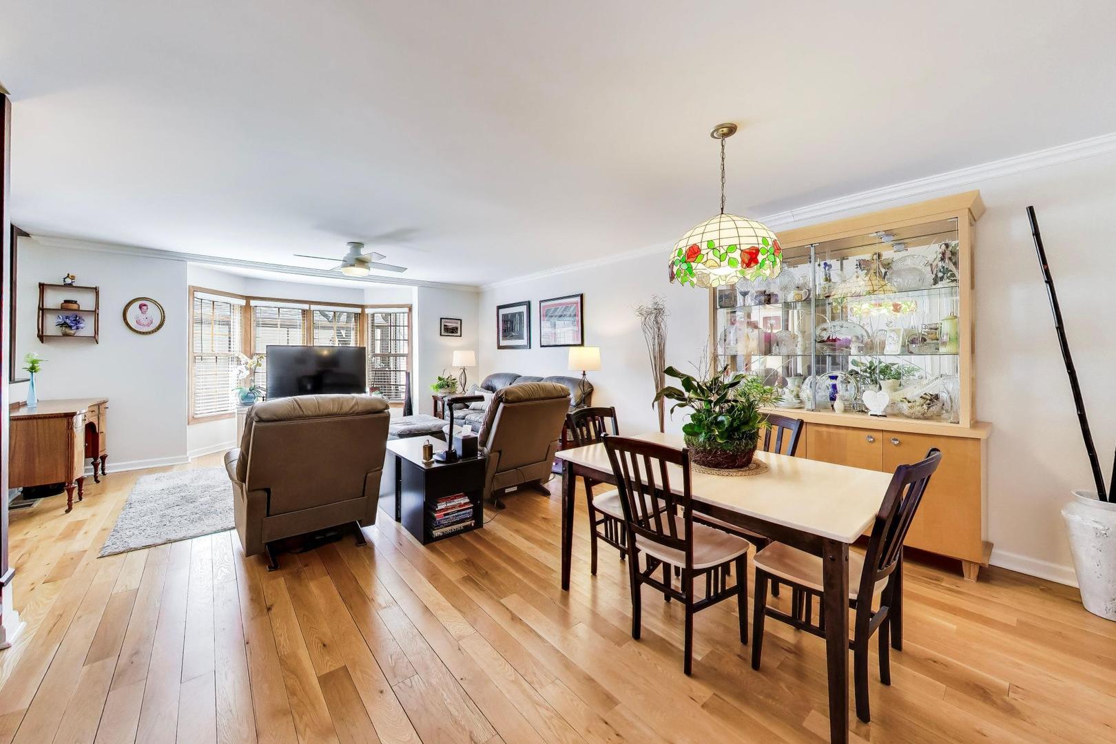 1037 Wheaton Oaks Drive, Wheaton, IL 60187