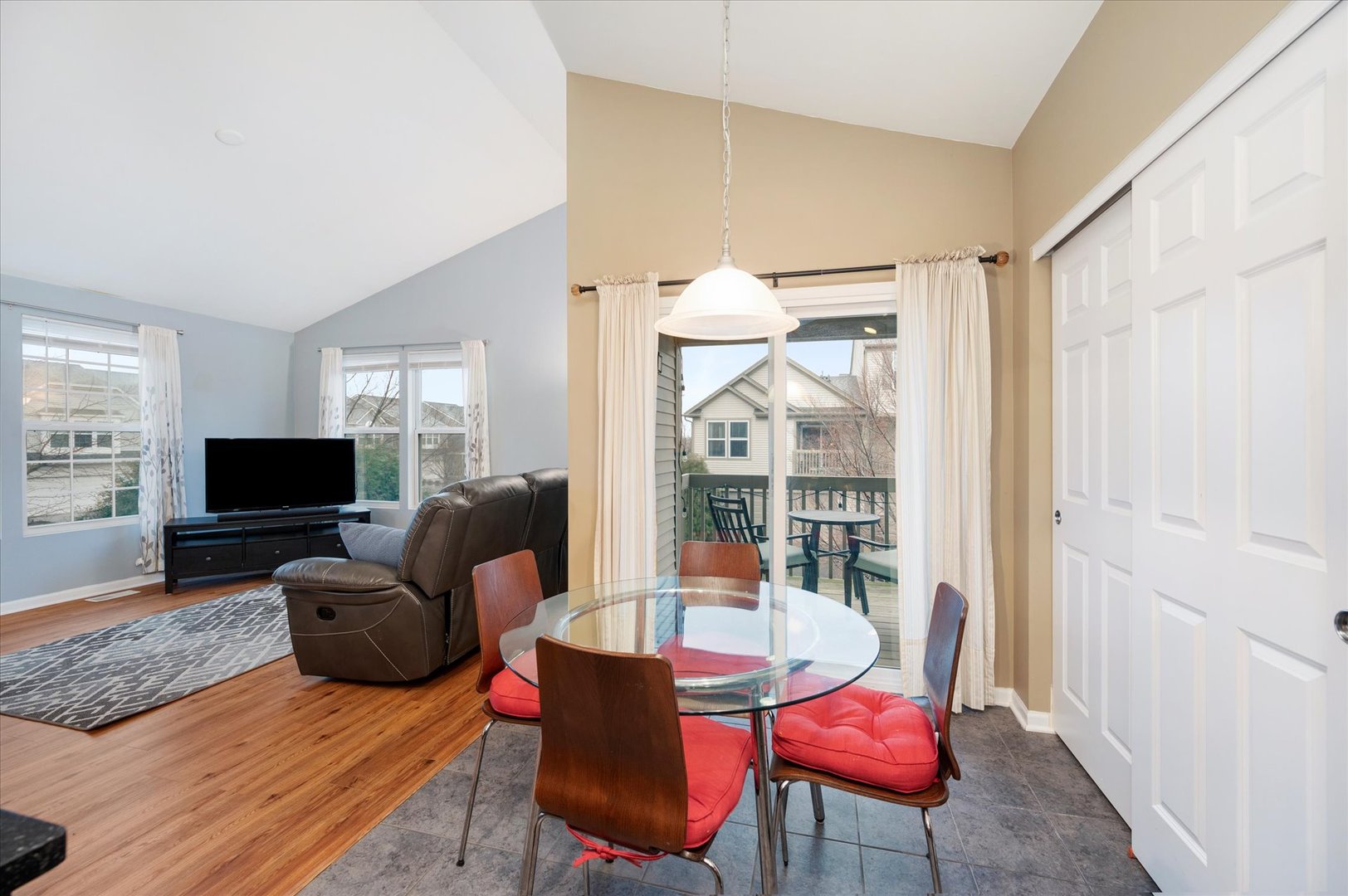 240 Devoe Drive, Oswego, IL 60543